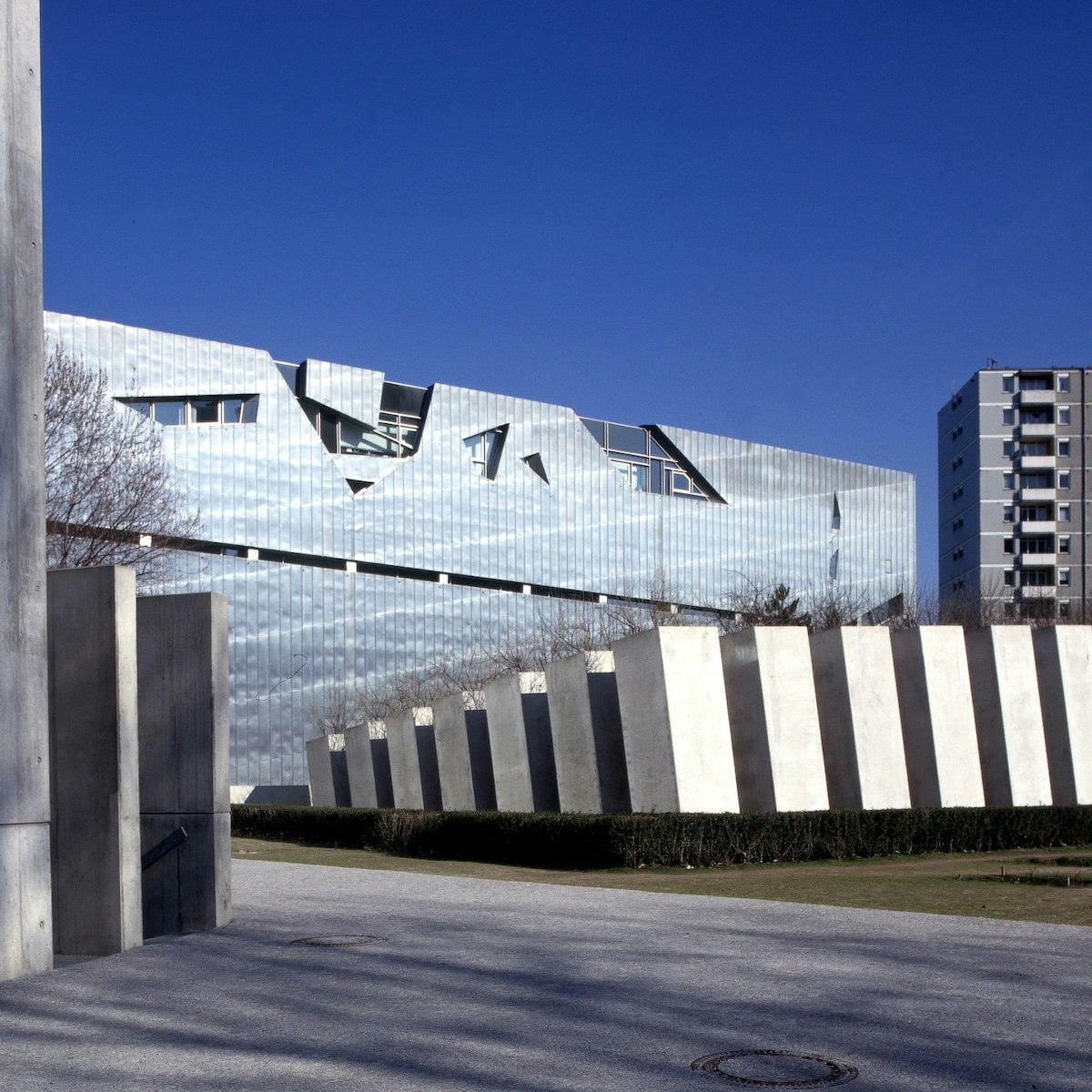 (GERMANY OUT) Aussenansicht: Betonstelen im"E.T.A.-Hoffmann-Garten"- M?rz 1999 (Photo by Brigitte Hiss/ullstein bild via Getty Images)