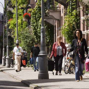 Sarphati Park streetscape in the De Pijp area.