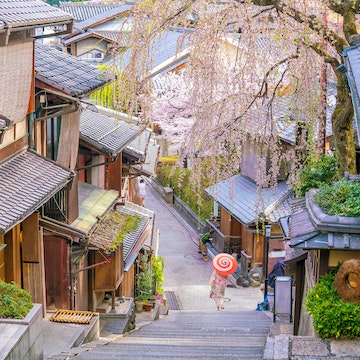 Old town Kyoto, the Higashiyama District during sakura season in Japan; Shutterstock ID 1017748444; your: Ben Buckner; gl: 65050; netsuite: Online Editorial; full: Back to the best of Japan
1017748444